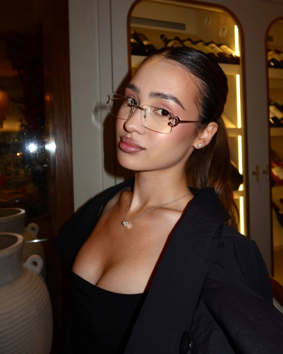Ayanat escort in Hong Kong