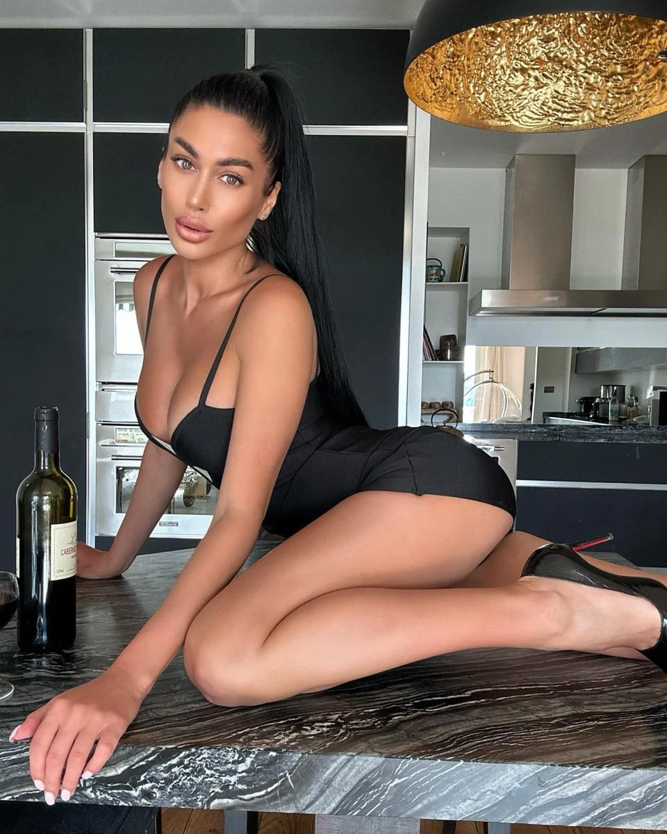 Camilla escort in Hong Kong