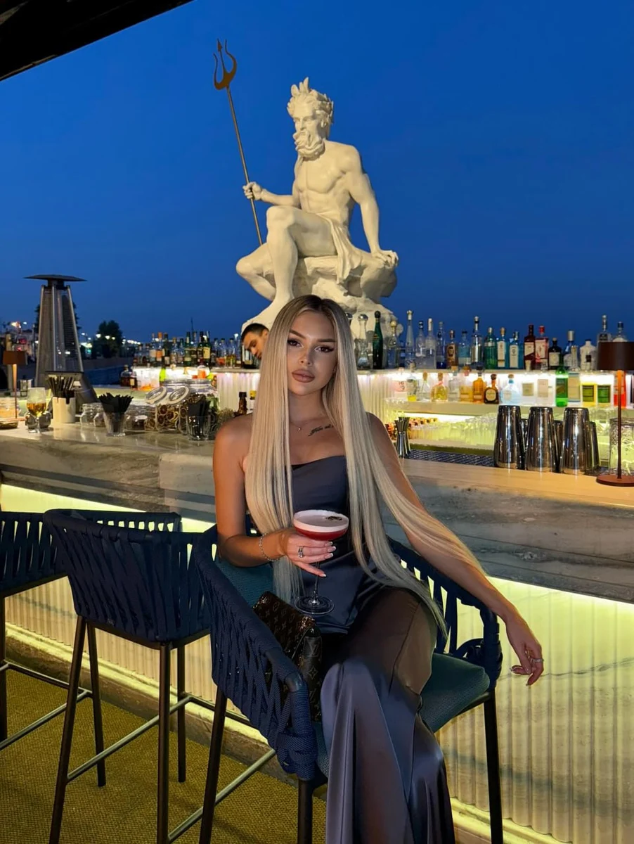 Evelyne escort in Hong Kong