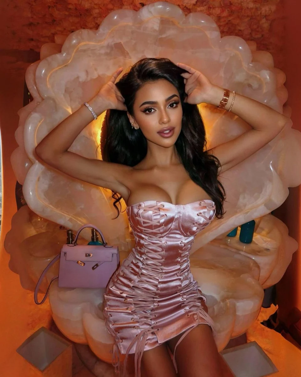 Rosalie escort in Hong Kong