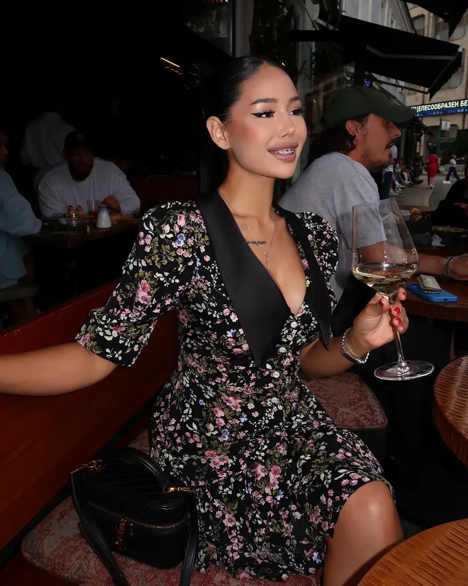Sholpan escort in Hong Kong